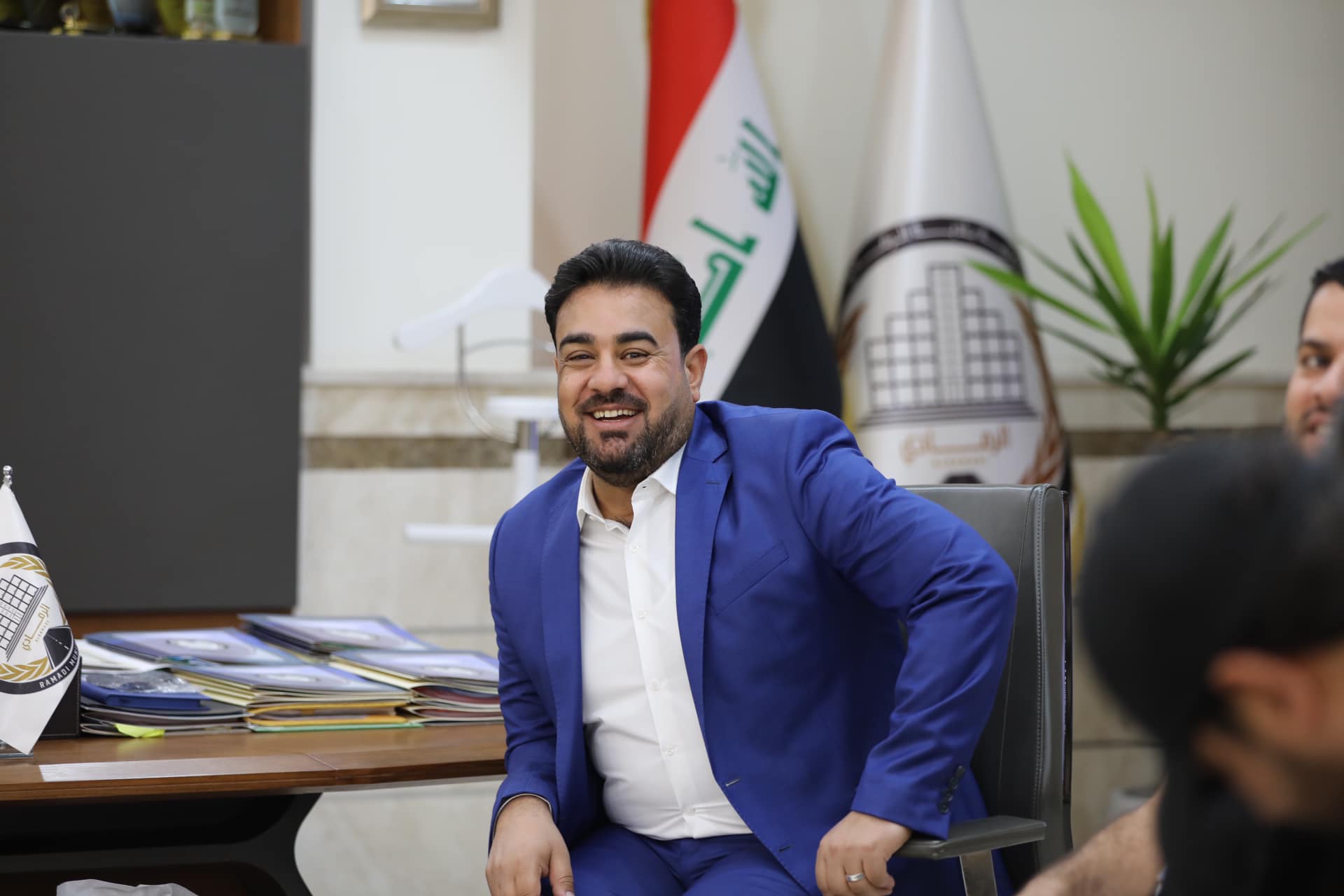 مدير بلدية الرمادي, يكرم موظفي البلدية المتقاعدين تقديرًا لتفانيهم في الخدمة .