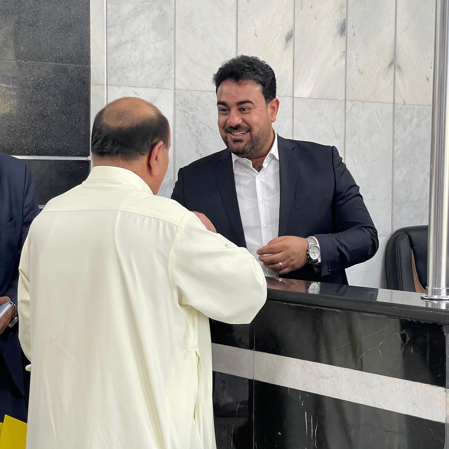 مدير بلدية الرمادي ( المهندس عمر مشعان دبوس ) يطلع على واقع العمل في النافذة الواحدة ويستقبل عدد من المراجعين في الاستعلامات الرئيسية,